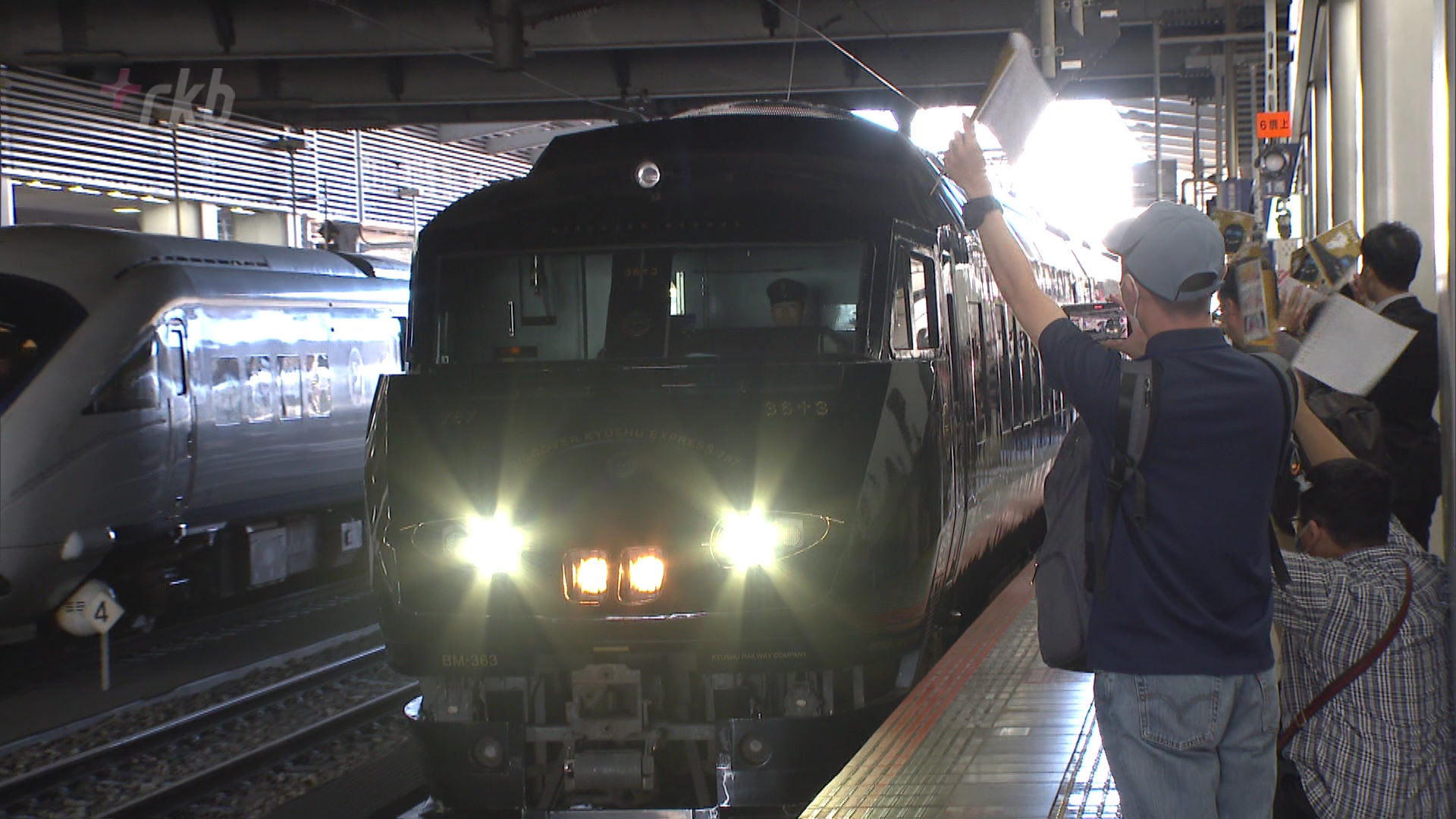 JR九州自慢の観光列車「36ぷらす3」運行3周年 博多駅で出発式